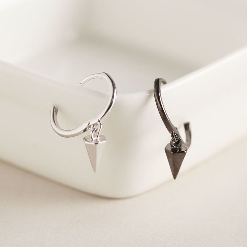 Minimalistische silberne Conus-Ohrringe aus 925 Sterling Silber von silverbene, geometrisches Design, sichtbar auf dem Bild