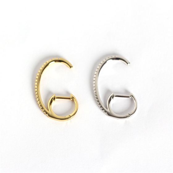 Funkelnde CZ C Shape Ohrringe aus 925er Silber von silverbene, elegant und modern im Design.
