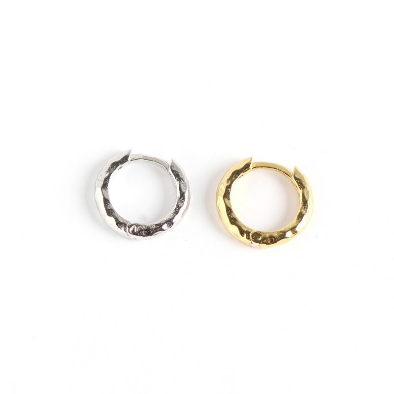 Minimalistische silberne Creolen aus 925er Sterling Silber mit unregelmäßigem Kreisdesign, von silverbene.