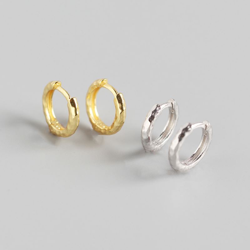 Minimalistische silberne Ohrhänger aus 925 Sterling Silber in unregelmäßigen Kreisform, von silverbene, Nahaufnahme