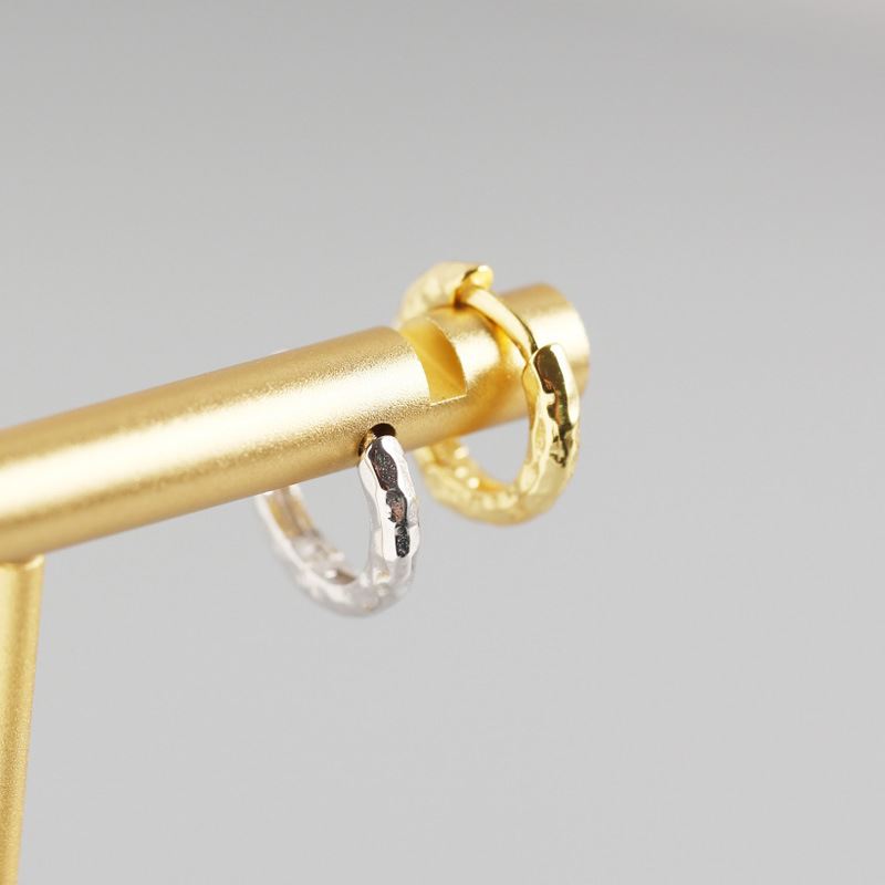 Minimalistische silberne Silberbiene Mini-Ohrringe mit unregelmäßigen Kreisen aus 925 Sterling Silber, von silverbene