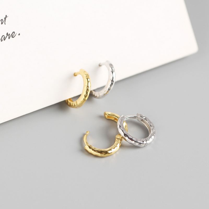Minimalistische silberne Ohrringe, kleine unregelmäßige Kreise aus 925er Sterling Silber von silverbene, Hängeohrringe.