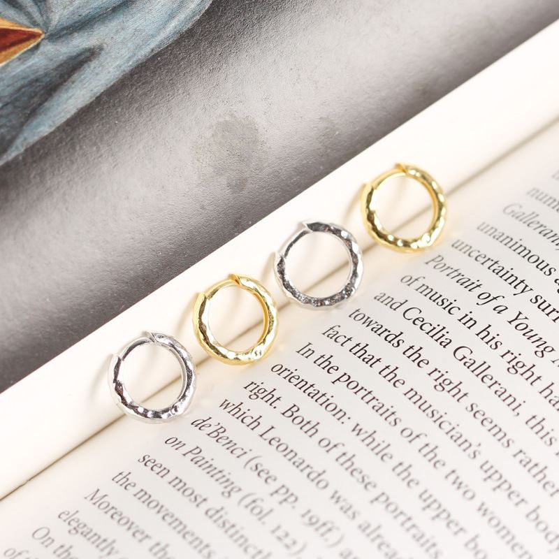 Minimalistische silberne Ohrhänger aus 925 Sterling Silber in unregelmäßiger Kreisform, von silverbene.