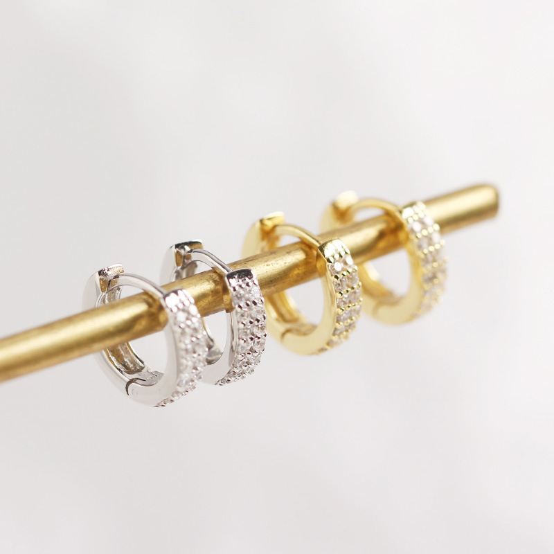 Minimalistische CZ Circle Huggie Hoop Ohrringe aus 925 Sterlingsilber von silverbene, nah aufgenommen, detailreiche Ansicht