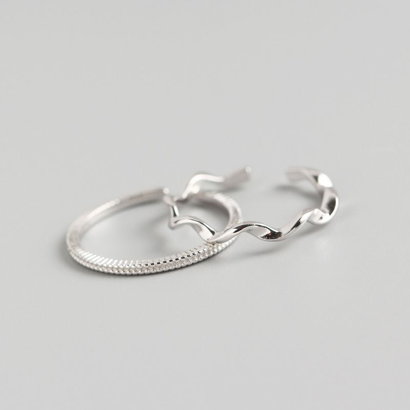 Verstellbarer Wellenring aus 925 Sterling Silber von silverbene, gedreht und elegant gestaltet, auf einem weißen Hintergrund.