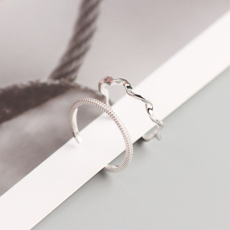 Verstellbarer Wellenring aus 925 Sterling Silber von silverbene, gedreht und elegant gestaltet, auf einem weißen Hintergrund.