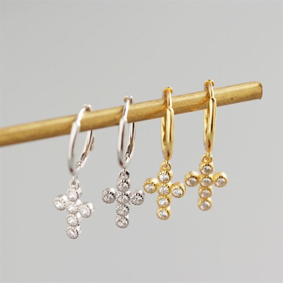 Elegante CZ Kreuz Tassel Hoop Ohrringe aus 925 Sterlingsilber von silverbene, mit auffälligem Kreuz- und Quasten-Design.