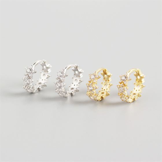 CZ Stern Huggie Hoop Ohrringe aus 925 Sterlingsilber von silverbene, elegante und funkelnde Ohrschmuckstücke