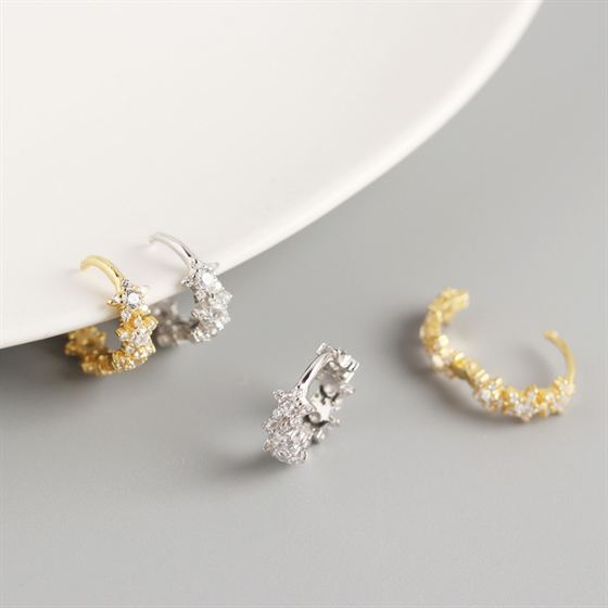 CZ Stern Huggie Hoop Ohrringe aus 925 Sterlingsilber von silverbene, elegante Ohrschmuck mit funkelnden Kristallen