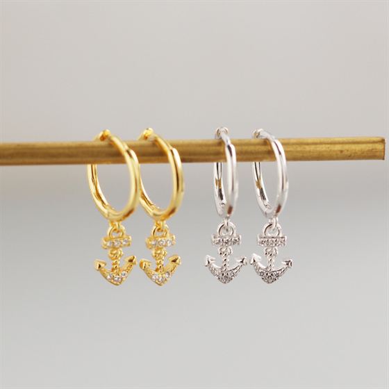 CZ Anker Hoop Ohrringe aus 925 Sterlingsilber, maritim und elegant, von silverbene, sichtbar mit Anker-Design.