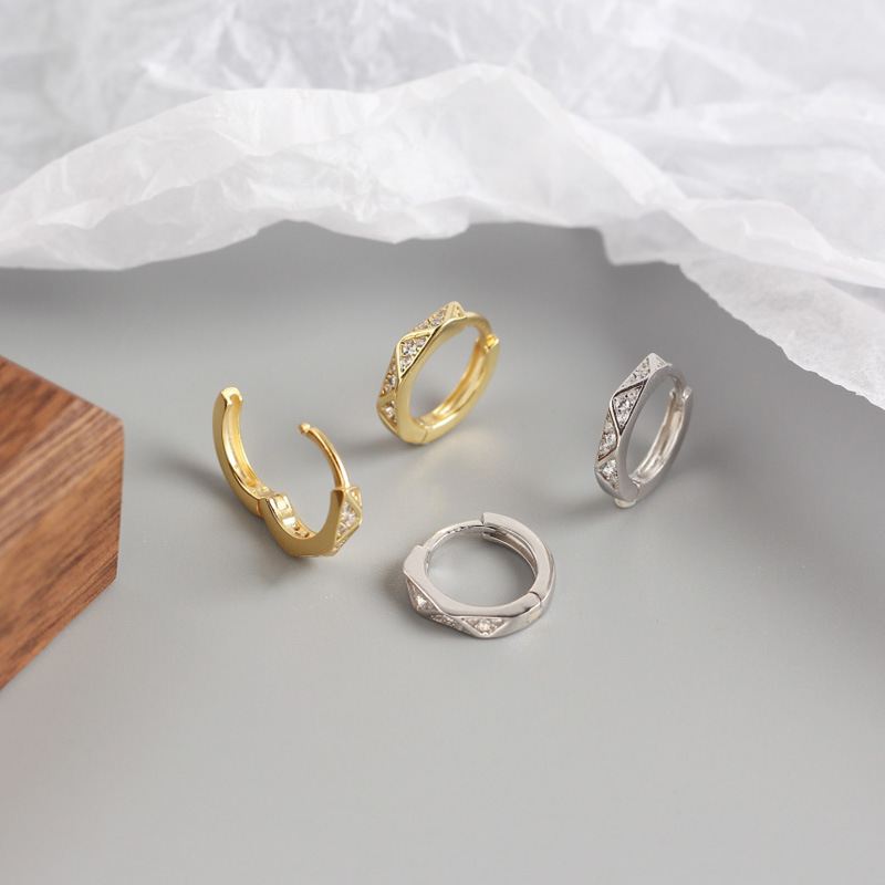 CZ Geometry Wave Silberohrringe aus 925er Sterlingsilber von silverbene, geometrisches Design, wellenförmiger Hoops.