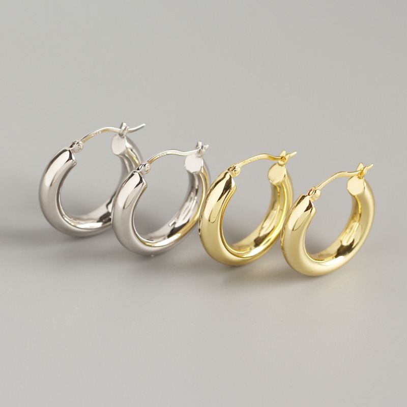 Minimalist Runde Huggie Hoop Ohrringe in 925 Sterlingsilber by silverbene, showcasing a sleek and elegant design.