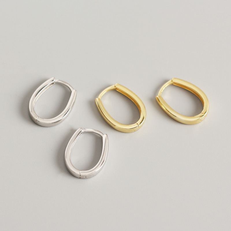 Minimalistische silberne Ohrringe in U-Form aus 925er Sterling Silber von silverbene, geometrisches Design, Nahaufnahme