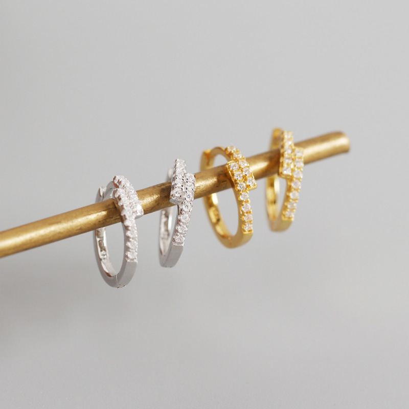 Minimalistische silberne Huggie-Ohrringe aus 925er Sterling Silber mit Kreuz- und Kreisdesign von silverbene