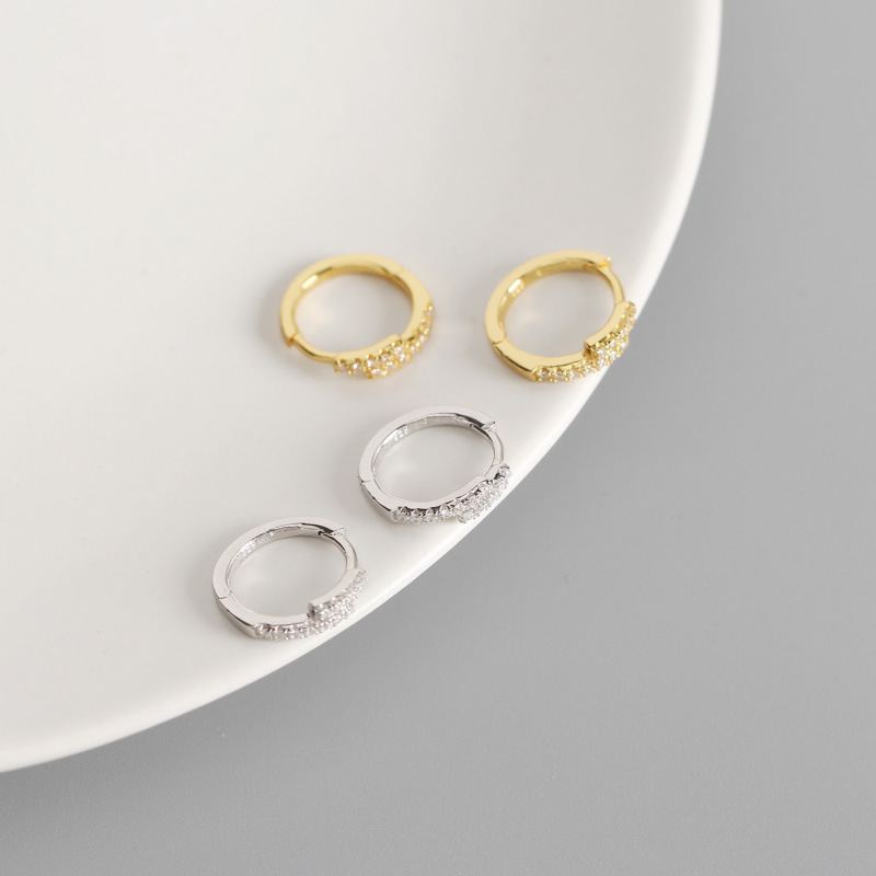 Minimalistische silberne Huggie-Ohrringe mit CZ-Kreuz- und Kreisdesign aus 925er Sterling Silber von silverbene