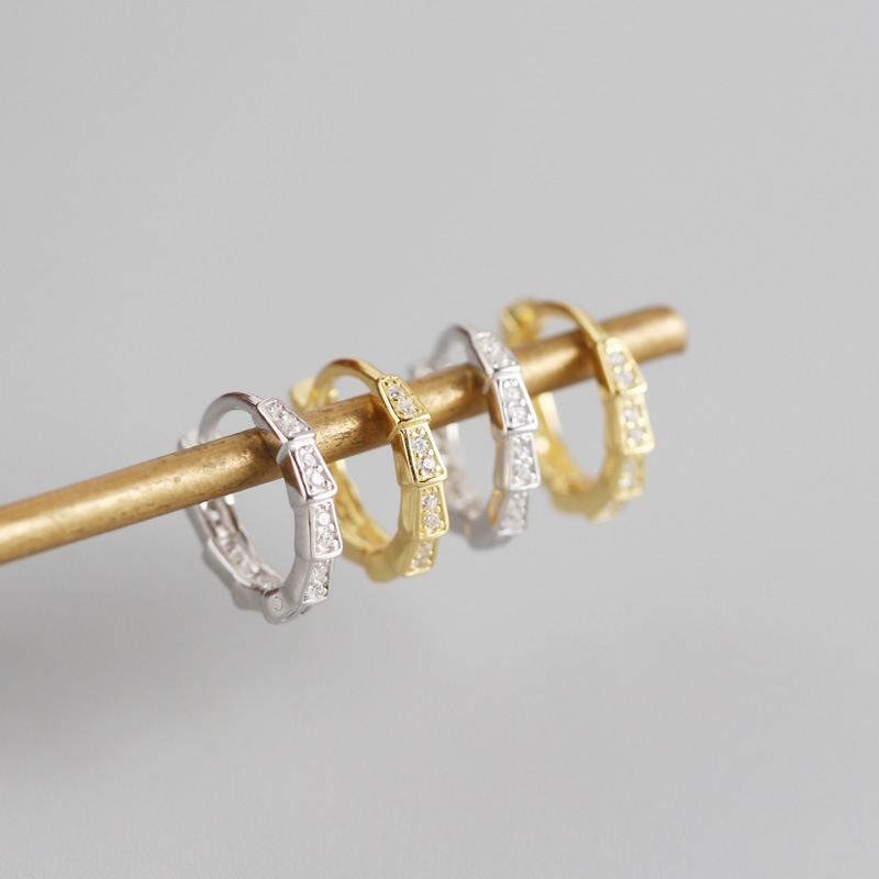 Sterling Silber Ohrringe von silverbene, geometrische Quadrate mit Zirkonia, Huggie Hoop Design, elegante Damenschmuck-Accessoires
