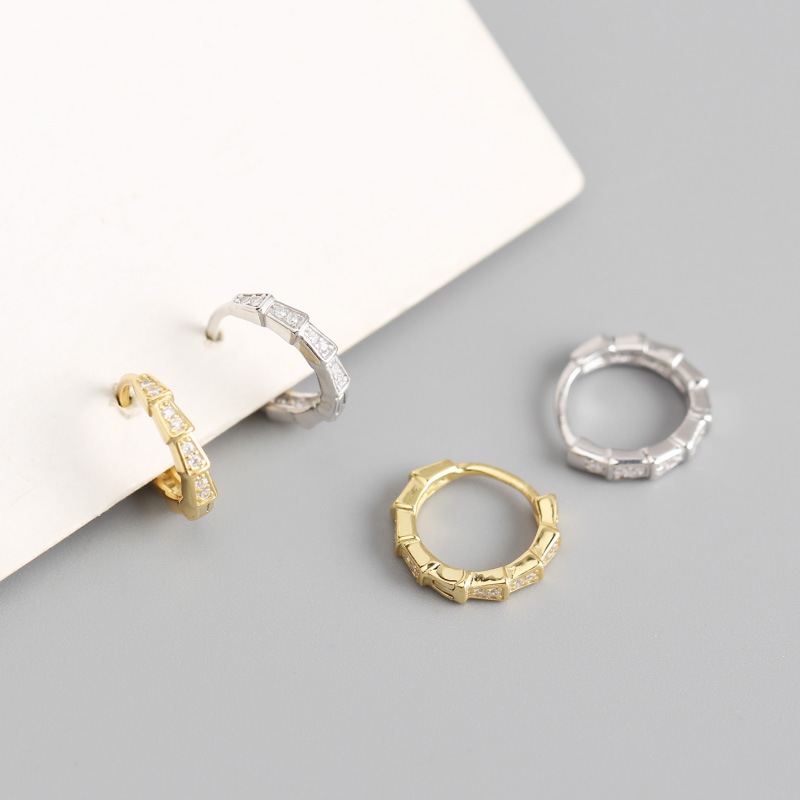 Echte Sterling-Silber Huggie-Ohrringe mit geometrischem Quadrat-Design und CZ-Steinen von silverbene, silberfarben und elegant.