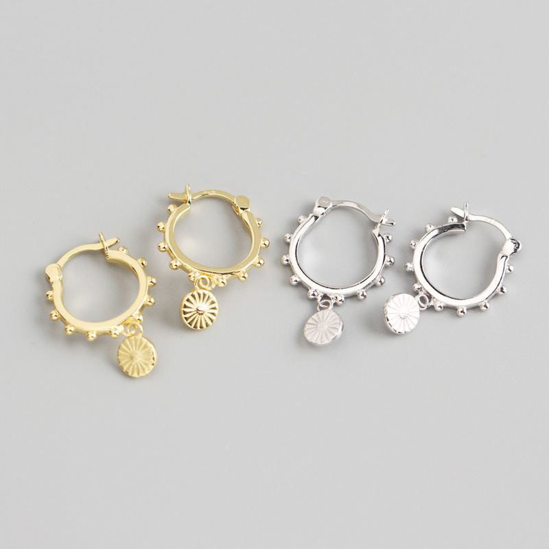 925er Silberschmuck Huggie-Ohrringe mit runden Perlen und Markenlogo von silverbene, modischer Ohrschmuck