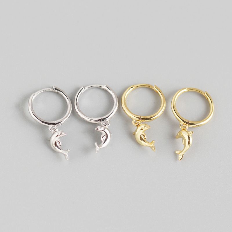 Süße silberne Ohrringe in Delfin-Design aus 925er Sterling Silber von silverbene, mit detailreichen Delfin-Formen.