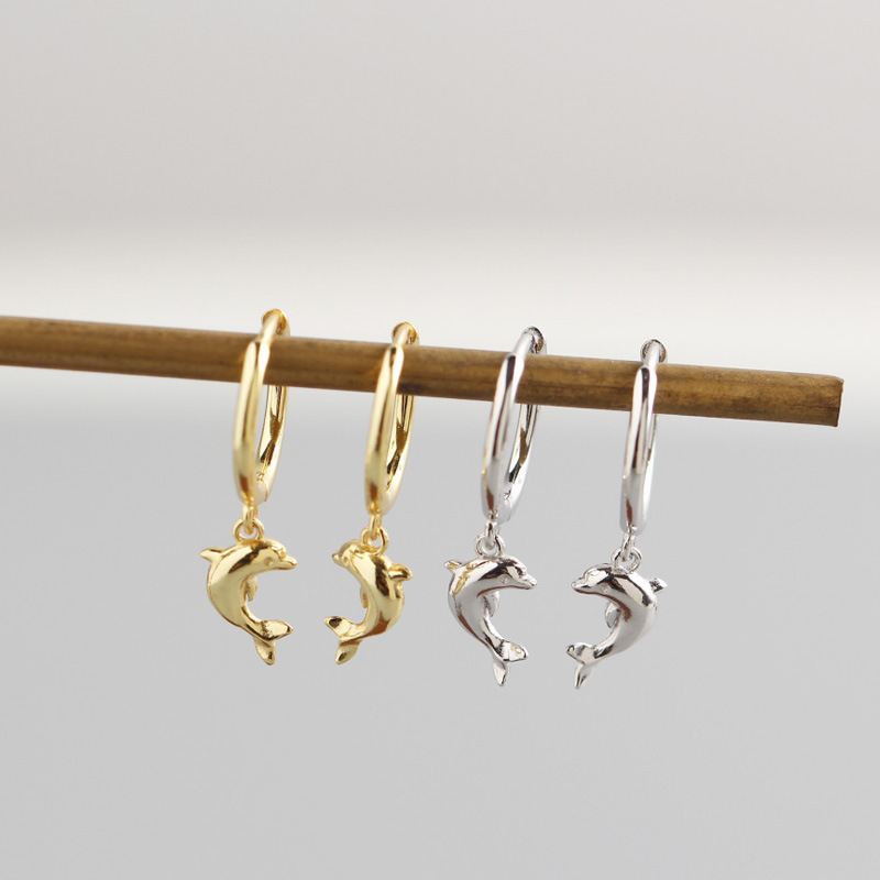 Süße Tier-Delfin-Hoop-Ohrringe aus 925er Sterling Silber von silverbene, detaillierte Delfin-Designs in Ohrringen