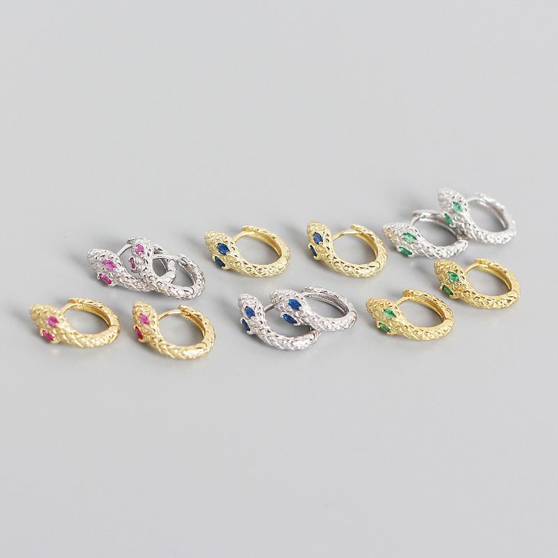 Silberne Snake Hoop-Ohrringe aus 925er Sterlingsilber mit Zirkonia von silverbene, detailreiche Schmuckstücke für Damen