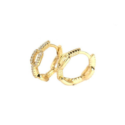 Silverbene Fashion Chain CZ Huggie Ohrringe aus 925er Sterling Silber mit funkelnden Zirkonia, nah aufgenommen