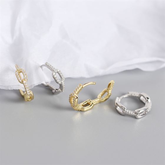 Sterling Silber Fashion Chain CZ Huggie Ohrringe von silverbene, glänzende Huggie-Hoops mit Zirkonia-Steinen.