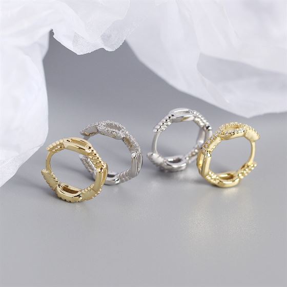 Schmuckkette CZ 925 Sterling Silber Huggie Creolen von silverbene, detailreiche silberne Ohrringe mit funkelnden Zirkonias.