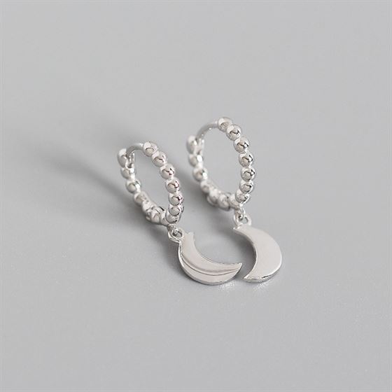 Silverbene runde geometrische Ohrringe aus 925er Sterlingsilber mit glänzendem Mond-Design, kreisförmige Huggel-Ohrringe.