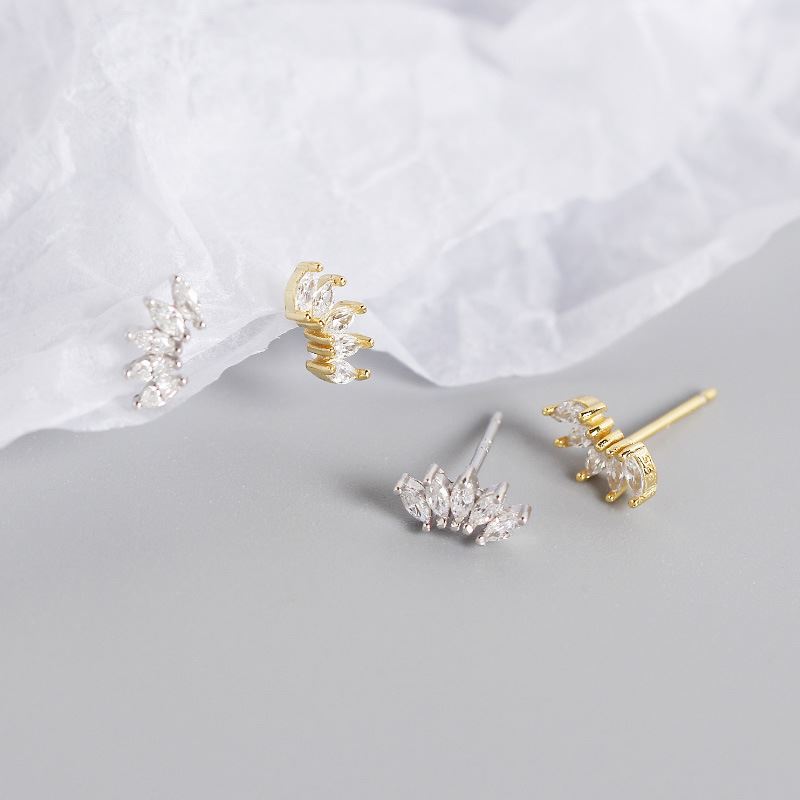 Ein Paar elegante silberne Ohrstecker mit ovalen CZ-Steinen und Kronen-Design aus 925er Sterlingsilber von silverbene.