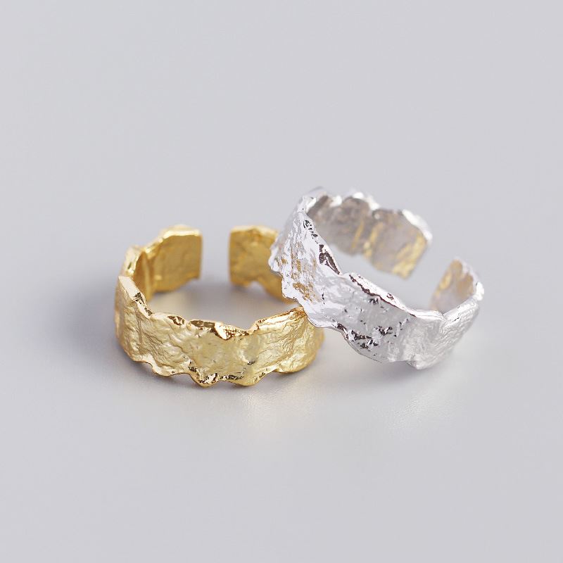Verstellbarer Faltstruktur Ring aus 925 Sterlingsilber von silverbene, modernes Design mit einzigartiger Textur.