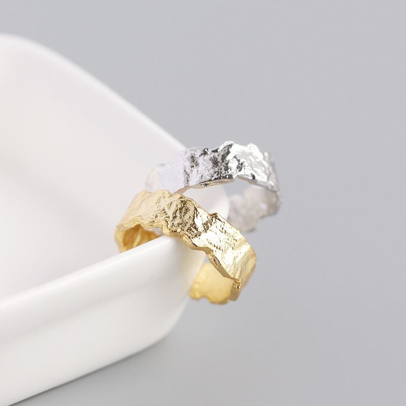 Verstellbarer Faltstruktur Ring aus 925 Sterlingsilber von silverbene, modernes Design, glänzende Oberfläche.