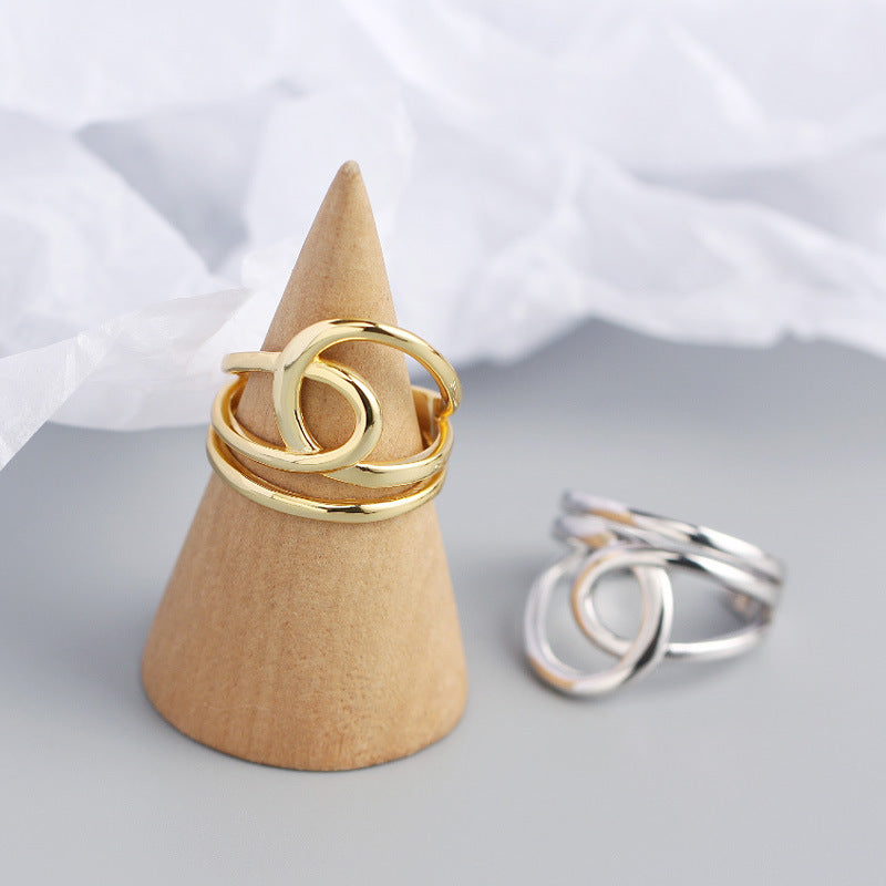 Sterling Silber Ring von silverbene mit doppelter Schichtung und Kreuzdesign, verstellbar, elegant und modern.
