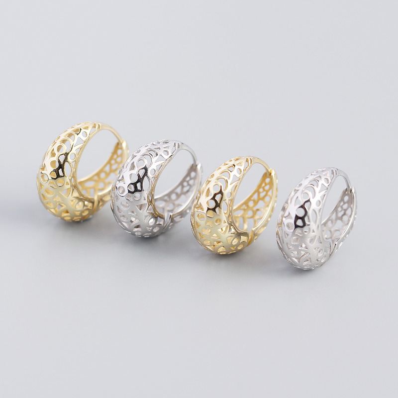 Elegante silberne Ohrringe in Hollow Circle Design aus 925 Sterling Silber, von silverbene, nah aufgenommen.