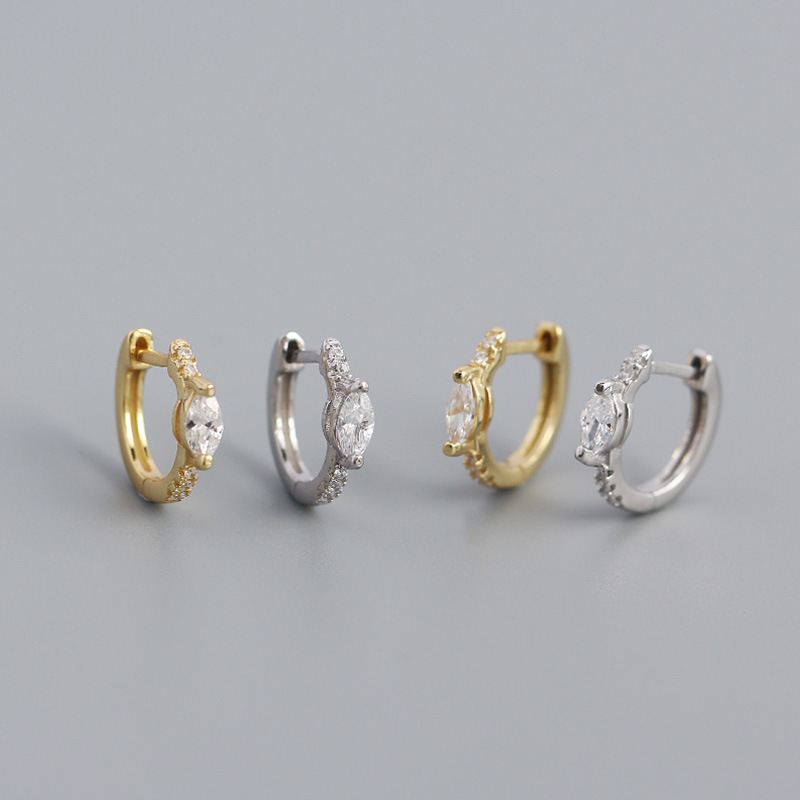 Schlichte Mini-Oval CZ Sterling Silber Huggie-Ohrringe von silverbene, kleine Ohrhänger mit funkelnden Steinen