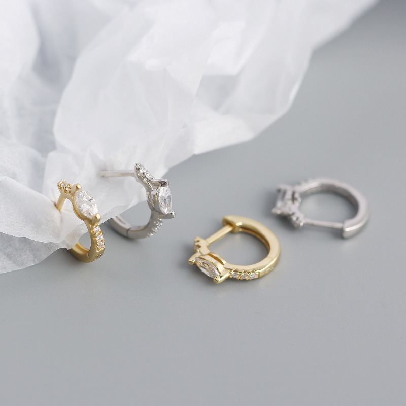Einfache Mini-Oval CZ 925 Sterling Silber Huggie Ohrringe von silverbene, kleine Ohrhänger mit Zirkonia in ovaler Form