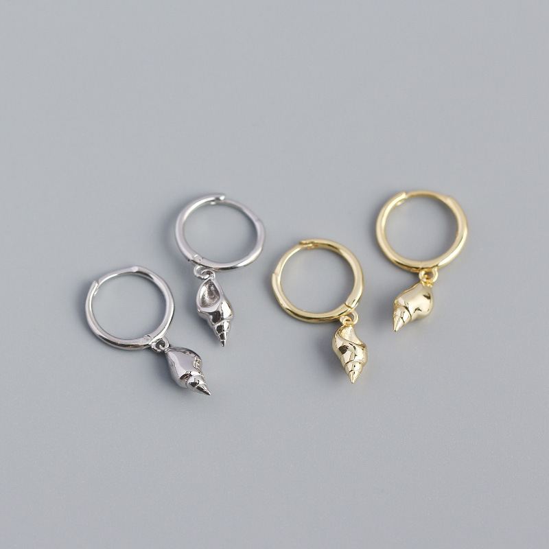 Sterling Silber Ohrringe in geometrischer Muschelform, Conch-Design, von silverbene, kreisförmige Huggellöcher