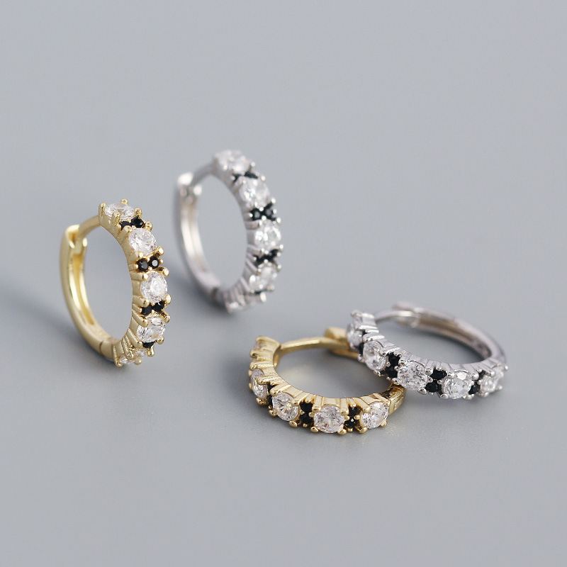 Edelstahl-Silberohrringe, kleine Huggie-Ohrringe mit Zirkonia, silverbene Marke, detailreiche Schmuckdetails, für Damen.