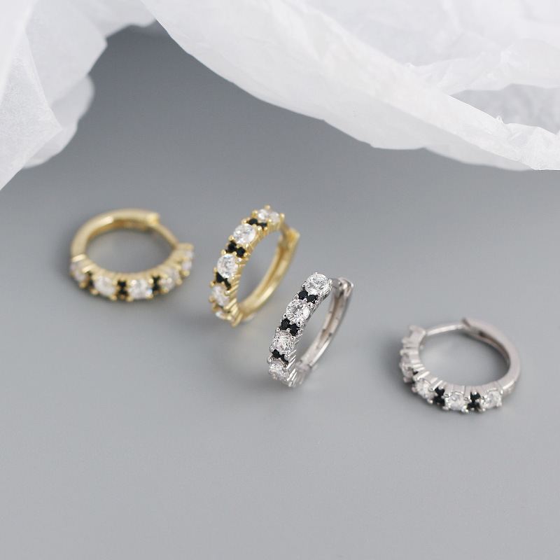 Einfache CZ Mini 925er Sterling Silber Huggie Ohrringe von silverbene, kleine kreisförmige Ohrschmuck mit Zirkonia-Steinen