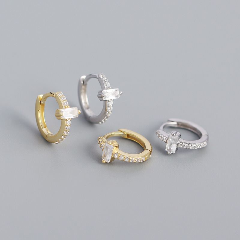 Sterling Silber Huggie-Ohrringe in rechteckigem geometrischem Design von silverbene, einfache und elegante Creolen.