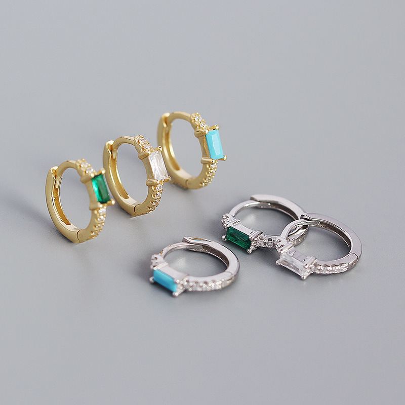 Rechteckige CZ Huggie Hoop Ohrringe aus 925 Sterlingsilber von silverbene, elegant und funkelnd im Hochformat.