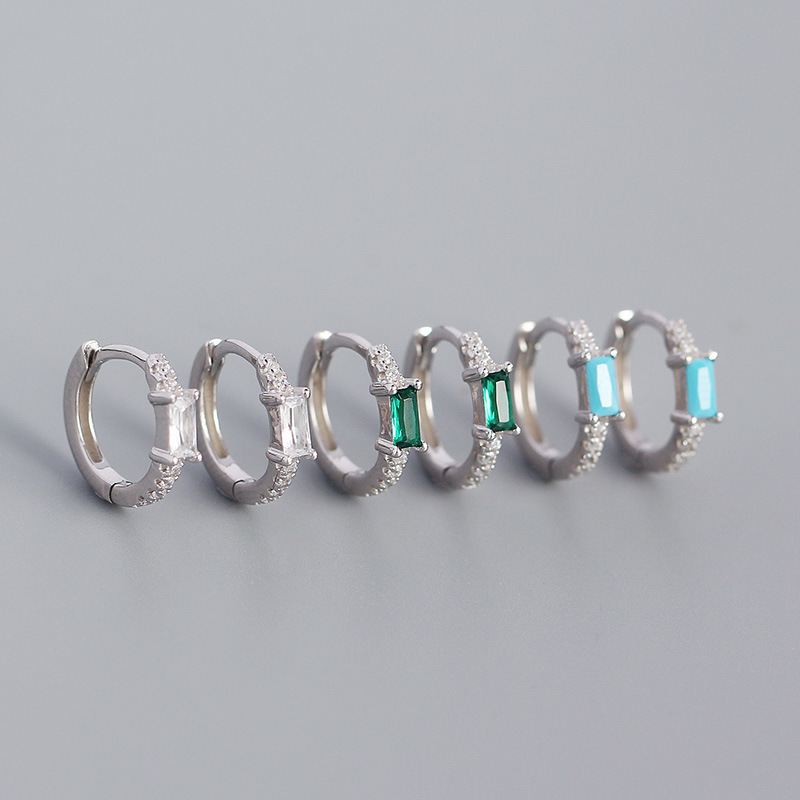 Rechteckige CZ Huggie Hoop Ohrringe aus 925 Sterlingsilber von silverbene, elegant und funkelnd im Licht.