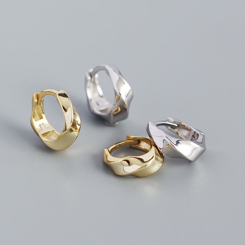 Schlichte silberne Huggie-Ohrringe aus 925er Sterling Silber mit gedrehtem geometrischem Design von silverbene