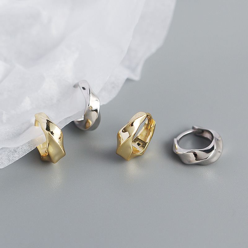 Silverbene twisted geometrische Huggie-Ohrstecker aus 925er Sterling Silber, modernes Design, sichtbare Details