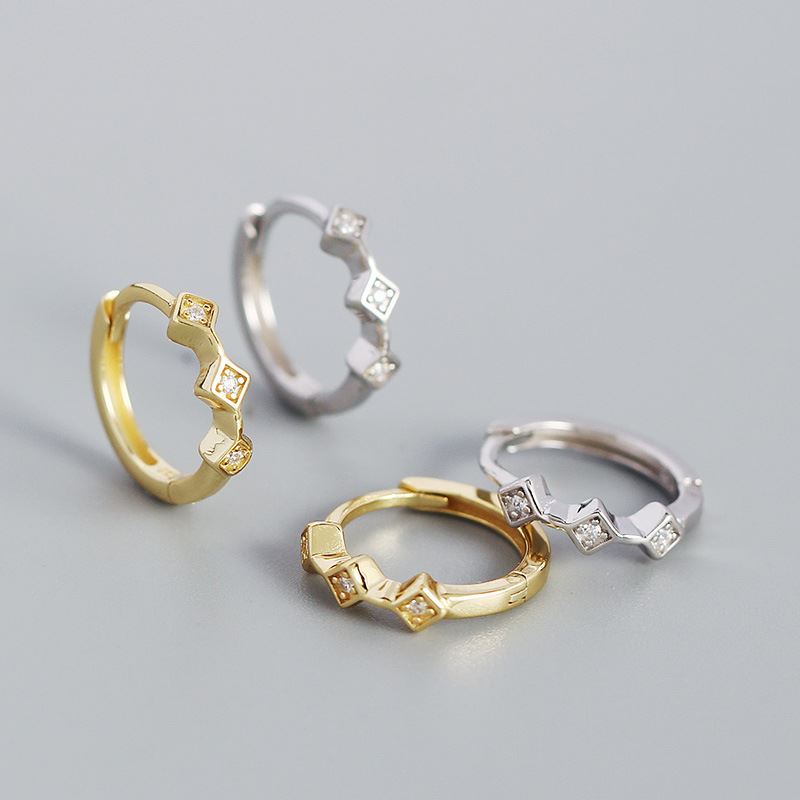 Silverbene Geometry Mini CZ quadratische 925 Sterling Silber Huggie Hoop Ohrringe, Nahaufnahme