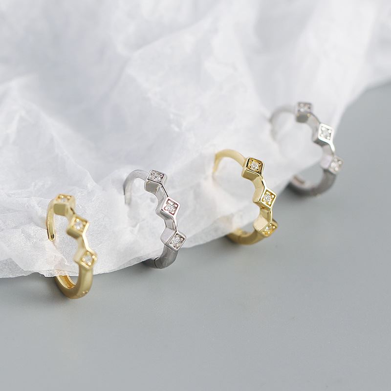 Geometrische Mini CZ Quadrate 925 Sterling Silber Huggie Ohrringe von silverbene, silberfarben mit funkelnden Zirkonia-Steinen