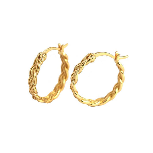 Silverbene einfache, hohle, geflochtene 925 Silber Huggie-Hoop-Ohrringe, Nahaufnahme der goldfarbenen Ohrringe.