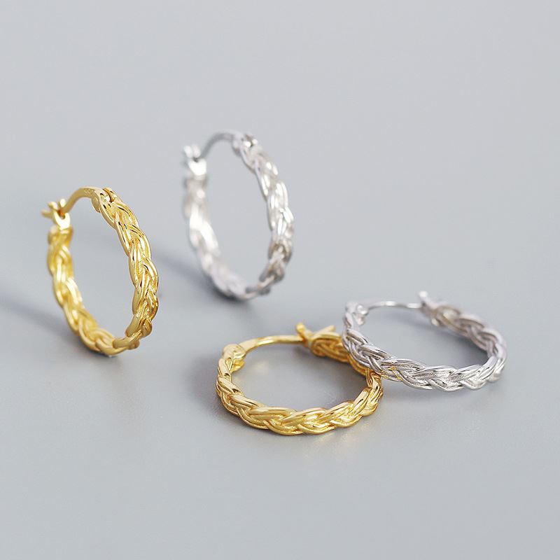 Sterling Silber Huggie-Ohrringe mit geflochtener, hohler Kette, silverbene Markenaccessoire, elegante Ohrschmuck.