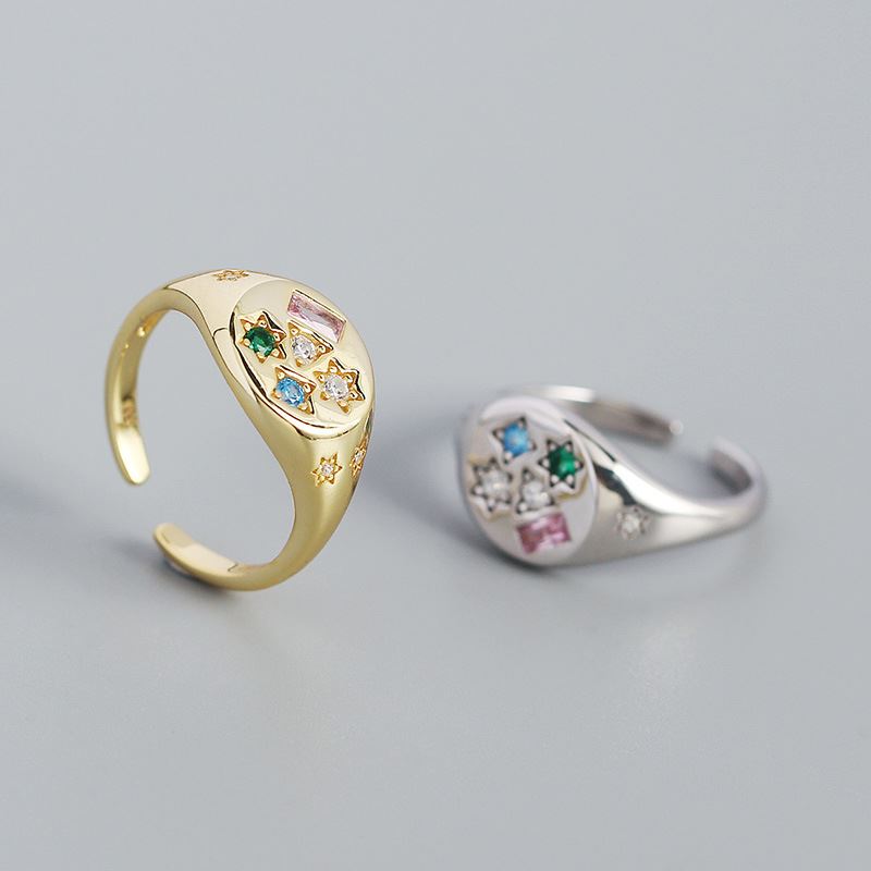 Bunter CZ-Sternen-Rectangle-Ring aus 925er Sterlingsilber, verstellbar, von silverbene, detailreiche Schmuckaufnahme
