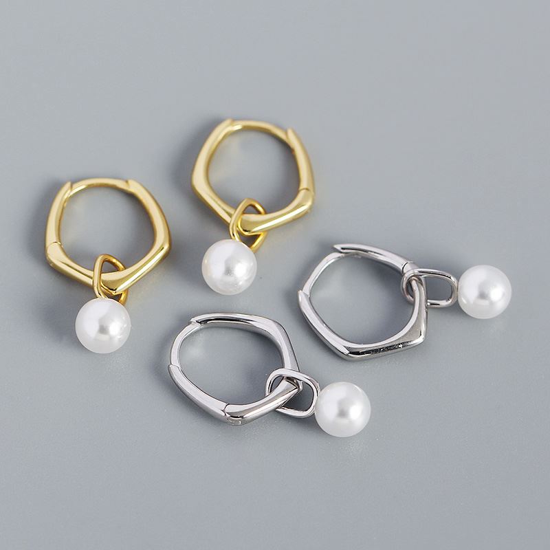 Ein Paar silberne Hoop-Ohrringe aus 925er Sterling Silber mit geometrischem Design und Muschelschmuck von silverbene.
